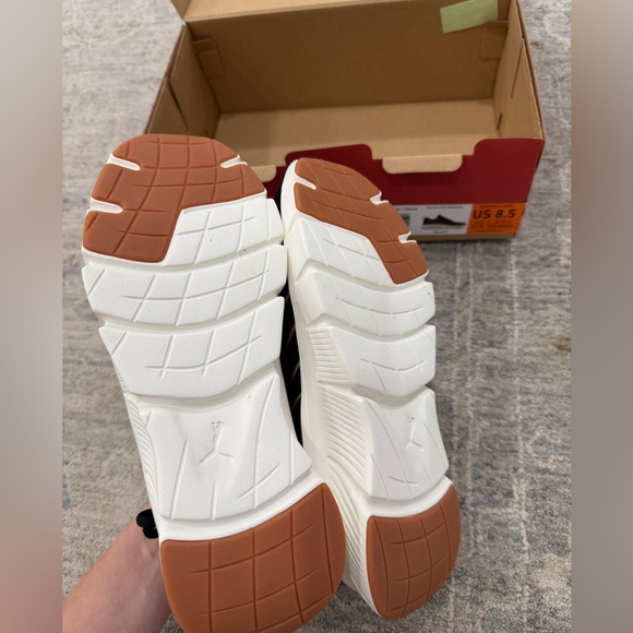 Puma Women’s Shoes NWT - Picture 5 of 6